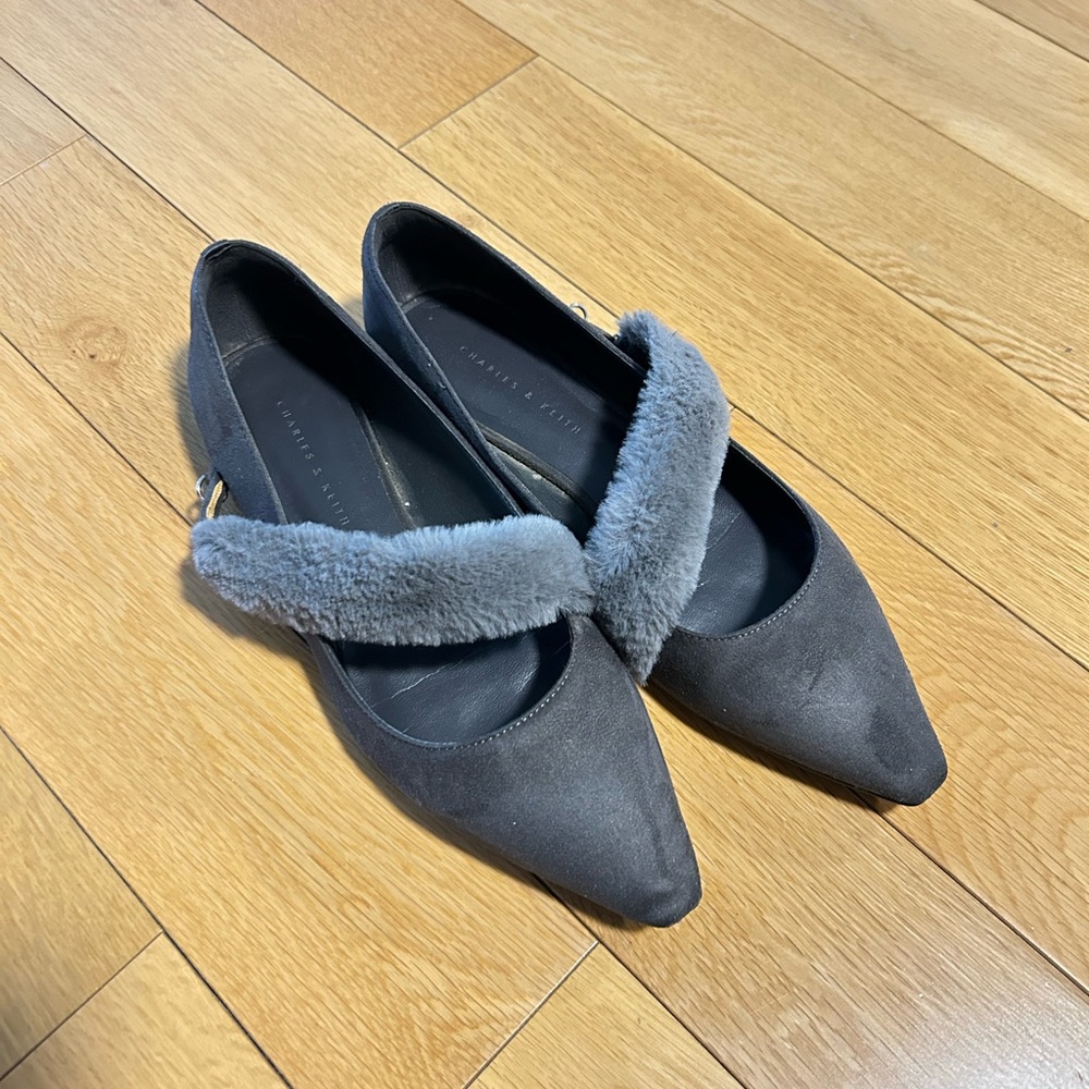 Cute fluffy flats women size 7